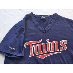 Majestic/Genuine Merchandise Short Sleeve Blue V-Neck TWINS T-Shirt Tag Size L‎